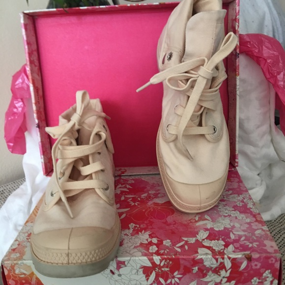 Booties in peach. - Picture 4 of 5